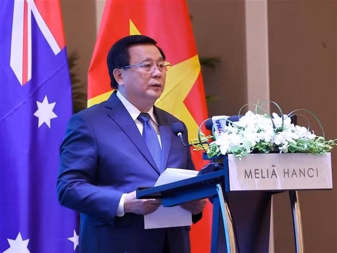 El profesor y doctor Nguyen Xuan Thang, director de la Academia Nacional de Política Ho Chi Minh, interviene en el evento. (Foto: VNA)