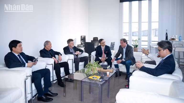 El embajador de Vietnam en Francia, Trinh Duc Hai, se reúne con representantes de la Cámara de Comercio e Industria de Provenza-Alpes-Costa Azul. (Foto: Nhan Dan)