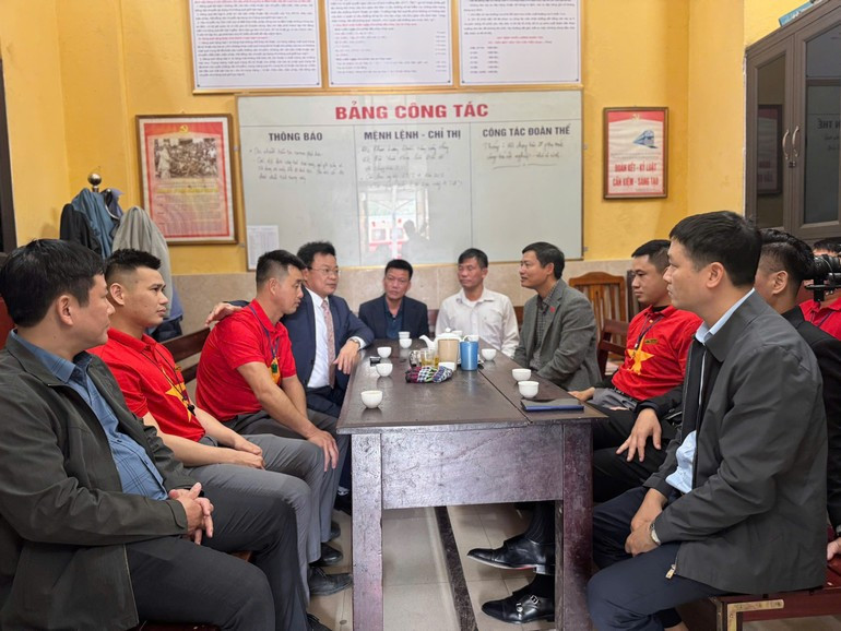 Dang Sy Manh, presidente del Consejo de Miembros de la Corporación de Ferrocarriles de Vietnam, visita la estación de Hai Phong para felicitar a los funcionarios y empleados con motivo del Año Nuevo Lunar.