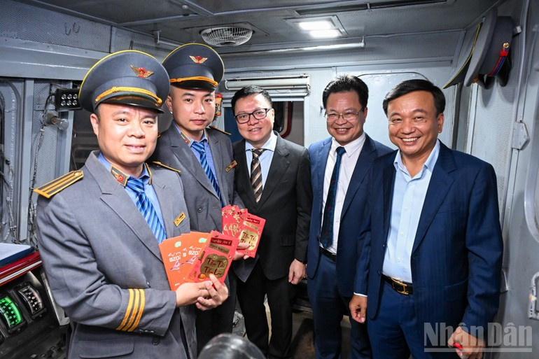 Le Quoc Minh, miembro del Comité Central del Partido Comunista de Vietnam (PCV), y presidente-editor del periódico Nhan Dan, subjefe de la Comisión de Propaganda y Movilización de Masas del Comité Central del PCV y titular de la Asociación de Periodistas del país, junto con líderes de la Corporación de Ferrocarriles de Vietnam y la constructora Coteccons, visita, anima y entrega regalos a los maquinistas y tripulantes del tren SE3. (Foto: Thanh Dat)