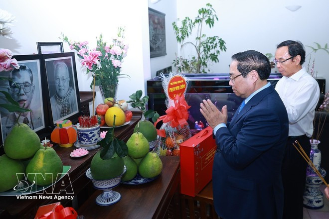 El primer ministro de Vietnam, Pham Minh Chinh, rinde homenaje al difunto secretario general Nguyen Van Linh (Foto: VNA)