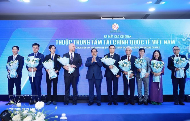 El primer ministro de Vietnam, Pham Minh Chinh, (centro) preside el lanzamiento del Centro Financiero Internacional de Vietnam (VIFC) en Ciudad Ho Chi Minh (Foto: VNA)