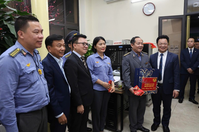 El presidente editor de Nhan Dan, Le Quoc Minh, y el viceministro de Construcción Nguyen Danh Huy, junto con líderes de la Corporación de Ferrocarriles de Vietnam, entregan obsequios a trabajadores del sector ferroviario.