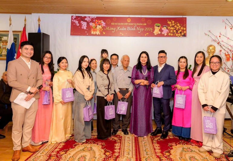 La embajadora vietnamita en Finlandia, Pham Thi Thanh Binh, entrega regalos a los participantes en el programa. (Foto: Embajada de Vietnam en Finlandia)