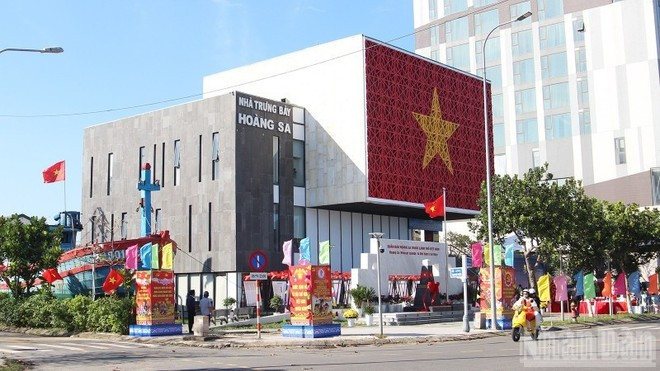 Letrero del Comité Popular de la zona especial de Hoang Sa, ubicado en la Casa de Exposición de Hoang Sa, barrio de Son Tra. (Foto: baoquangninh.vn)