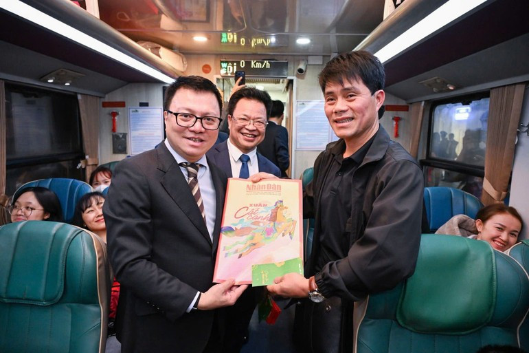 Las ediciones especiales del Tet del periódico Nhan Dan se distribuyen en el “Tren de la Felicidad”.