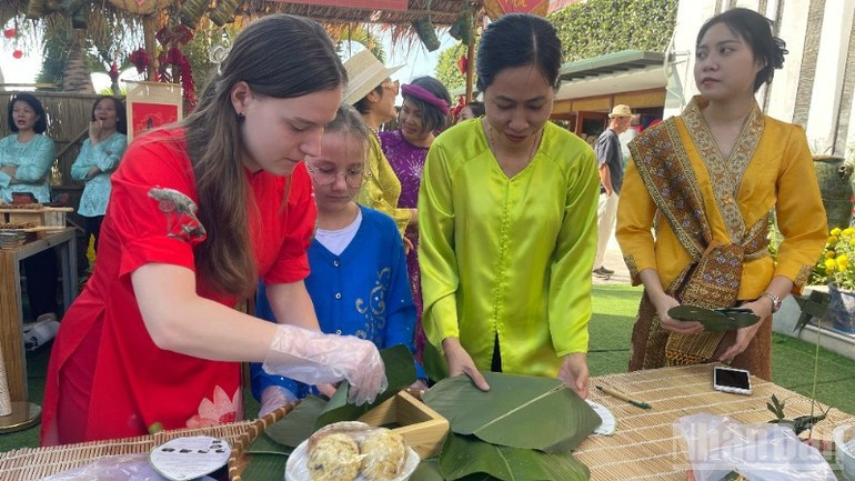 Turistas internacionales elaboran “banh chung”.