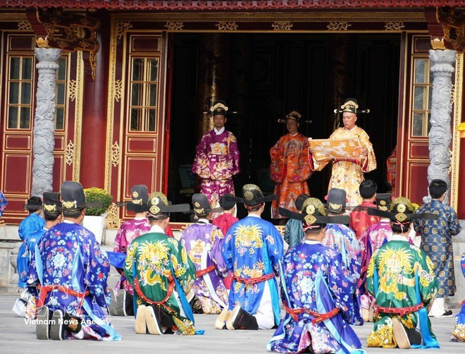 La ceremonia de la Gran Audiencia Real del Año Nuevo Lunar de la dinastía Nguyen se recrea en el Palacio Thai Hoa de la Ciudadela Imperial de Hue. (Foto: VNA)