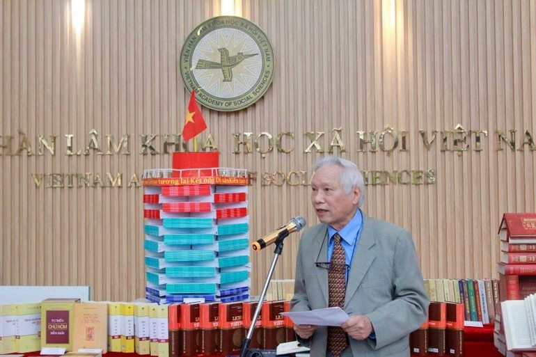 El profesor asociado y doctor Nguyen Van Huy, exdirector del Museo de Etnología de Vietnam, interviene en la cita.
