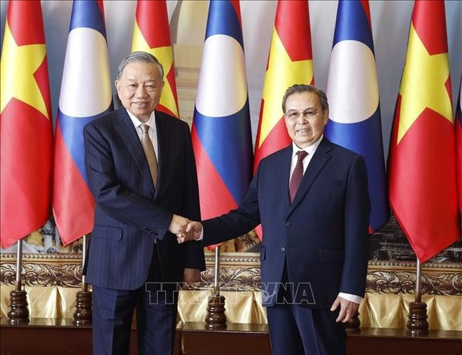 El secretario general del Partido Comunista de Vietnam, To Lam, (izquierda) y el presidente de la Asamblea Nacional de Laos, Saysomphone Phomvihane. (Foto: VNA)