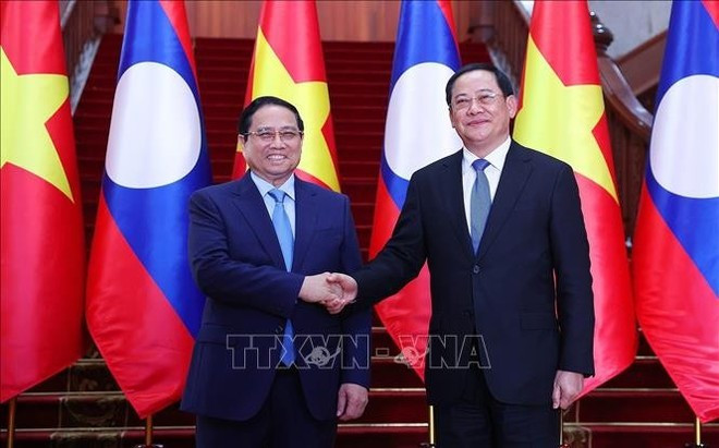 El primer ministro de Vietnam, Pham Minh Chinh, (izquierda) y su homólogo de Laos, Sonexay Siphandone (Foto: VNA)