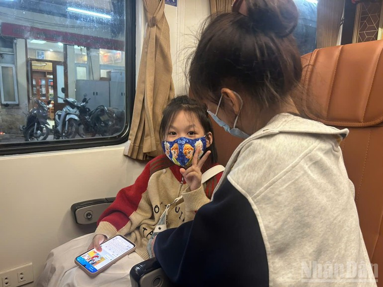 Calidez y felicidad son las sensaciones que experimentan Hong y su hija en este tren especial de Nochevieja.