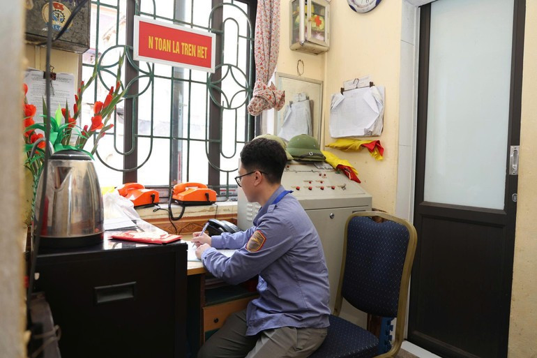 Le Thu Thuy, empleada de la estación de Hai Phong, perteneciente a la Sociedad Anónima de Gestión del Ferrocarril Ha Hai.