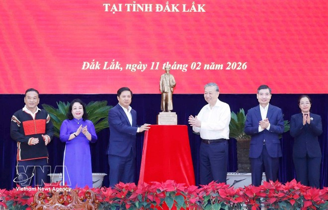 El secretario general To Lam regala una estatua del Presidente Ho Chi Minh al Comité del Partido, las autoridades y el pueblo de la provincia de Dak Lak (Foto: VNA)