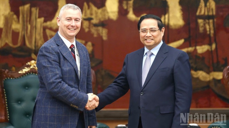 El primer ministro Pham Minh Chinh (derecha) y el embajador de Bélgica en Vietnam, Karl Van Den Bossche. (Foto: Nhan Dan)