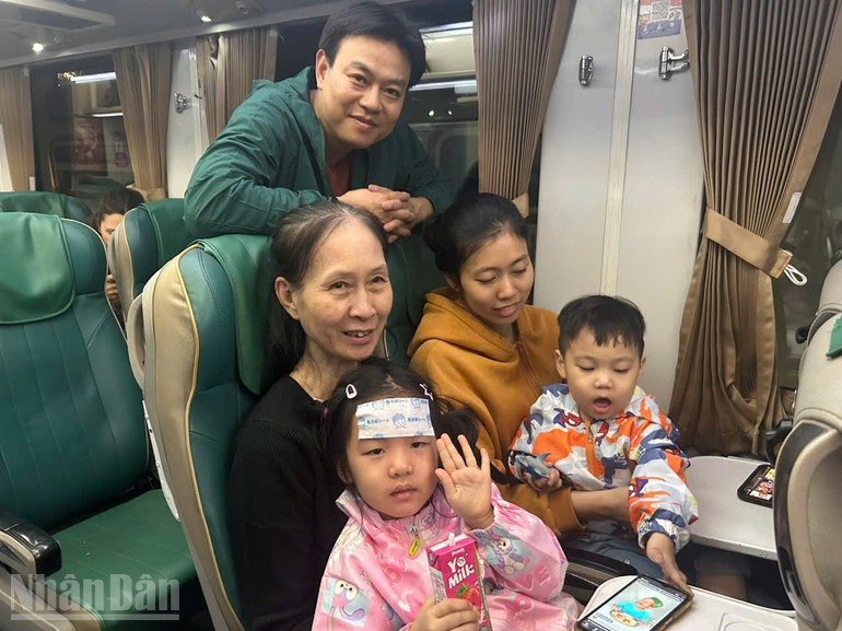 Aunque cada año viaja en tren la Nochevieja para regresar a su tierra natal, para la familia de Vu Duc Dung (también de Ninh Binh) este ha sido el trayecto más impresionante y especial. (Foto: Le Duc)