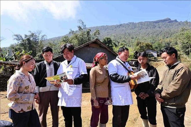 Médicos y personal de salud de las aldeas difunden conocimientos sobre salud reproductiva a las comunidades étnicas. (Foto: VNA)