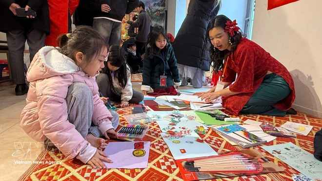 En la actividad de coloreado con temática de la primavera (Foto: VNA)