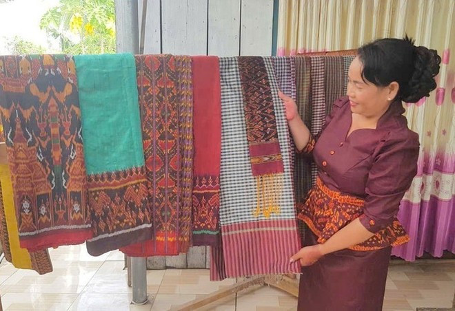 Neáng Chanh Ty, directora de la Cooperativa de Tejidos de Brocado Khmer Văn Giáo (comuna de An Cư, provincia de An Giang), presenta los productos únicos de la aldea artesanal. (Foto: https://dantocmiennui.baotintuc.vn/)