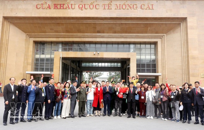 Autoridades locales reciben a los primeros turistas internacionales en el Año Nuevo Lunar (Foto:VNA)