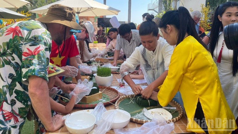 Turistas internacionales elaboran “banh chung”.