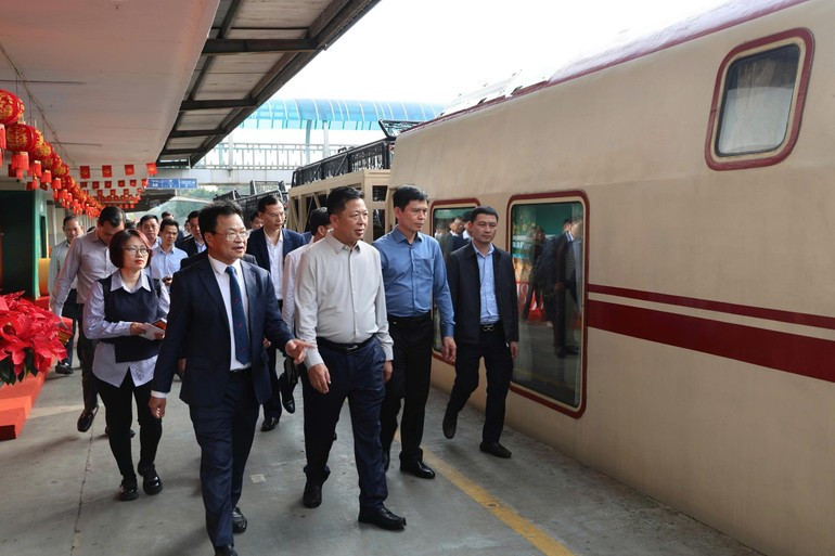 El ministro de Construcción, Tran Hong Minh, visita y felicita por el Año Nuevo Lunar a los funcionarios y empleados ferroviarios en la estación de Hanói.