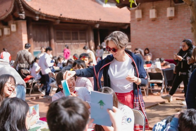 Joanna Skoczek, embajadora de Polonia en Vietnam, participa en un evento cultural desarrollado en Van Mieu – Quoc Tu Giam (Templo de la Literatura). (Foto: VNA)
