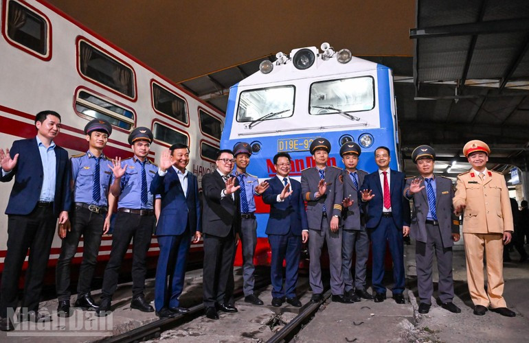 El “Tren de la Felicidad”, impulsado por el periódico Nhan Dan, en coordinación con la Corporación de Ferrocarriles de Vietnam y la constructora Coteccons, se implementa y está en funcionamiento desde el 2 de febrero de 2026.
