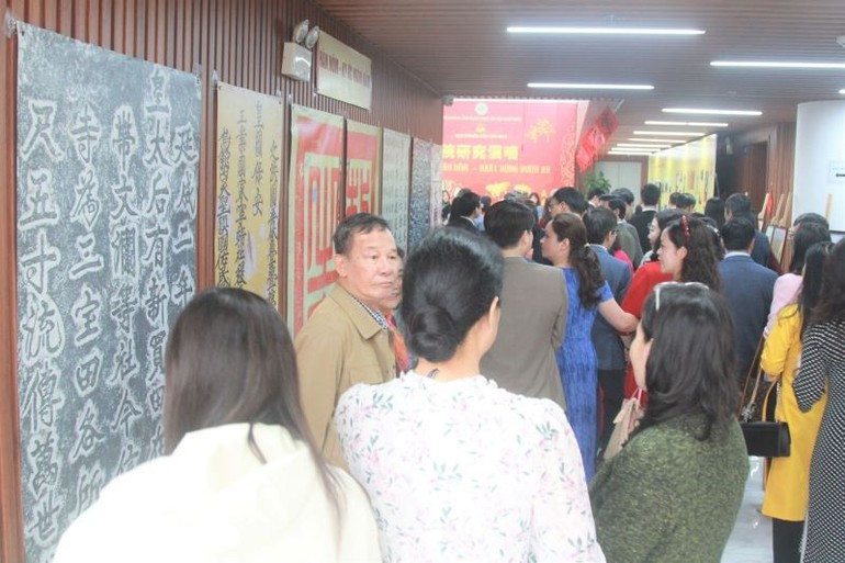 Visitantes al área expositiva.