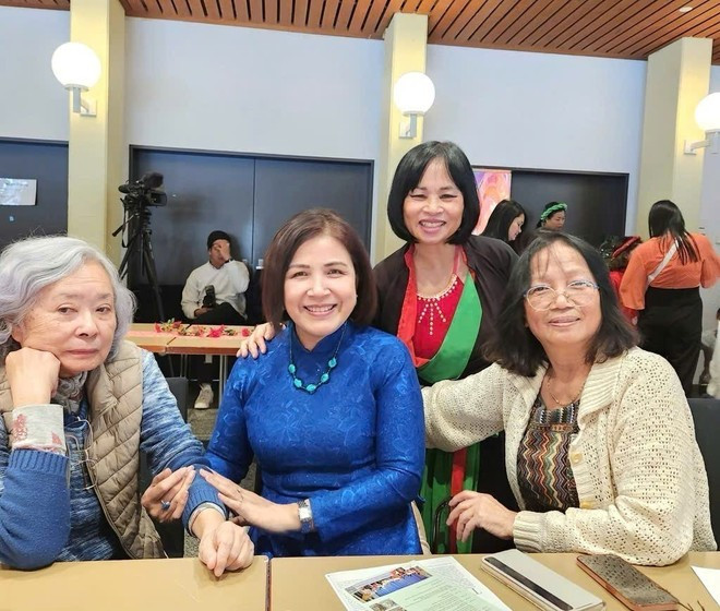 La escritora e investigadora Tran Thu Dung (en la extrema derecha) en una actividad de promoción cultural en Ginebra.