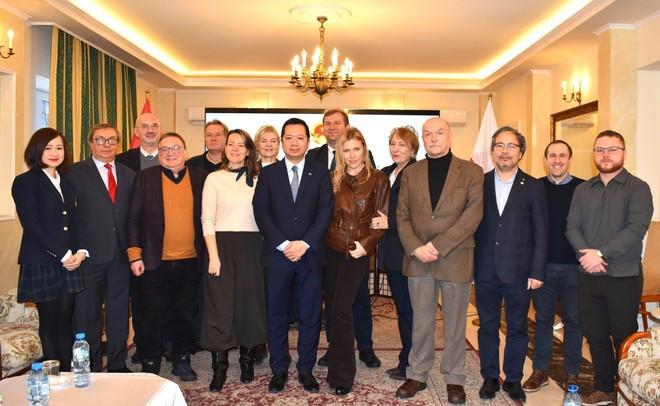 El embajador de Vietnam en Polonia con periodistas polacos (Foto; VNA)