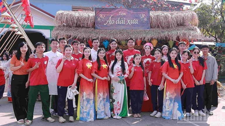 Los alumnos toman fotos en los puestos de productos tradicionales. (Foto: Duy Toan)