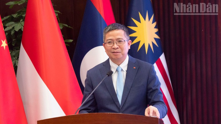 El embajador vietnamita en China, Pham Thanh Binh, habla en la cita.