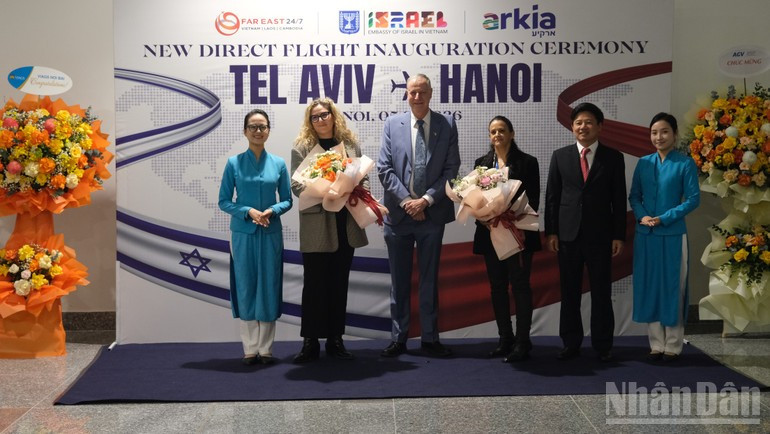El embajador israelí en Hanói, Yaron Mayer, y representantes de Arkia.