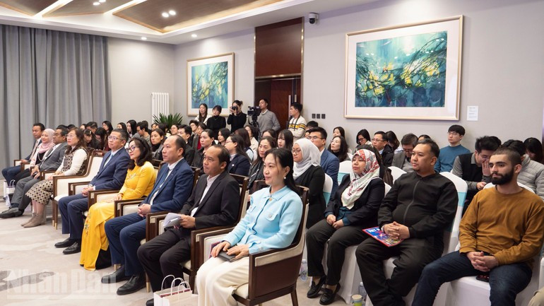 La “Noche de cine vietnamita” en Pekín atrae a numerosos espectadores.