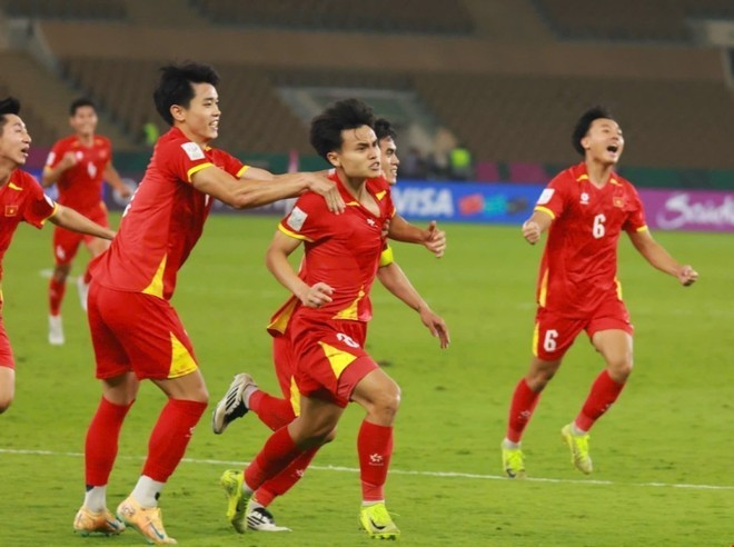 Minh Phuc (21) marca el gol decisivo que sentenció el triunfo 3-2 de Vietnam sub-23. (Foto: AFC/VNA)