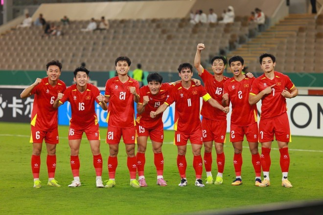 La selección Vietnam sub-23 celebra la victoria por 3-2 ante Emiratos Árabes Unidos, resultado que le permitió avanzar a las semifinales. (Foto: AFC/VNA)