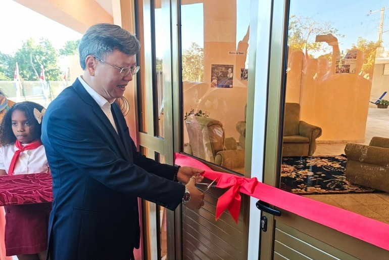 El embajador vietnamita en Cuba, Le Quang Long, corta la cinta inaugural. (Foto: Embajada de Vietnam en Cuba)