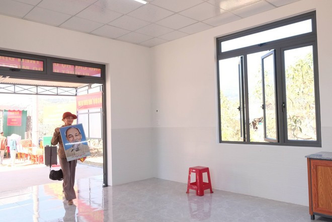 Los residentes de la comuna de D'ran (provincia de Lam Dong) se mudan a sus nuevas casas, construidas durante la "Campaña de Quang Trung", que fueron entregadas recientemente por la Región Militar 7 (Foto: VNA)