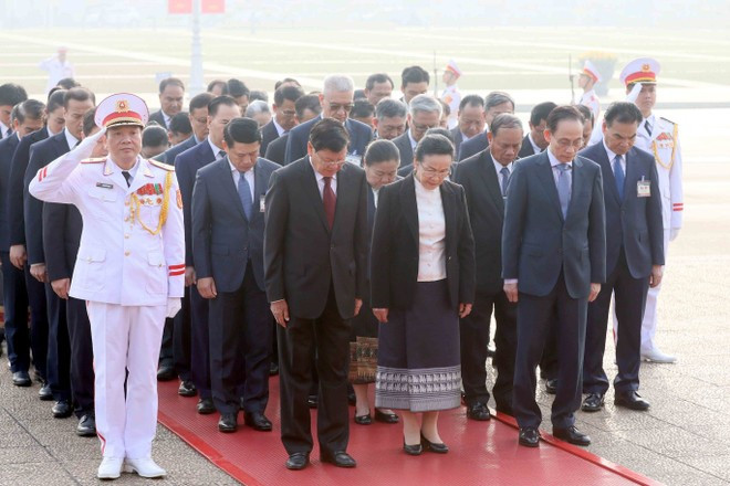 El secretario general del Partido Popular Revolucionario de Laos y presidente del país, Thongloun Sisoulith, acompañado de su esposa y una delegación de alto nivel del Partido y el Estado de Laos, rindió hoy homenaje al Presidente Ho Chi Minh en su Mausoleo (Foto: VNA)