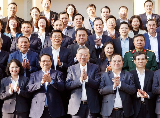 El secretario general del Partido, To Lam, y el primer ministro, Pham Minh Chinh (segundo desde la izquierda, primera fila) y otros delegados (Foto: VNA)