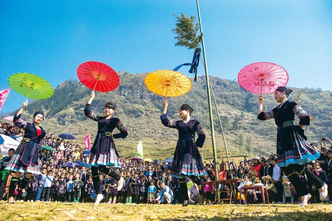 Un espectáculo de danza tradicional del grupo étnico Hmong en el Festival Gau Tao en Sa Pa. (Foto: VNA)