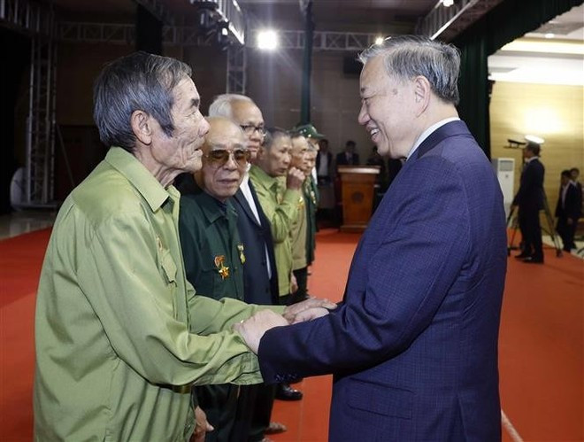 El secretario general del Partido, To Lam, entrega obsequios a familias con derecho a políticas preferenciales. (Foto: VNA)