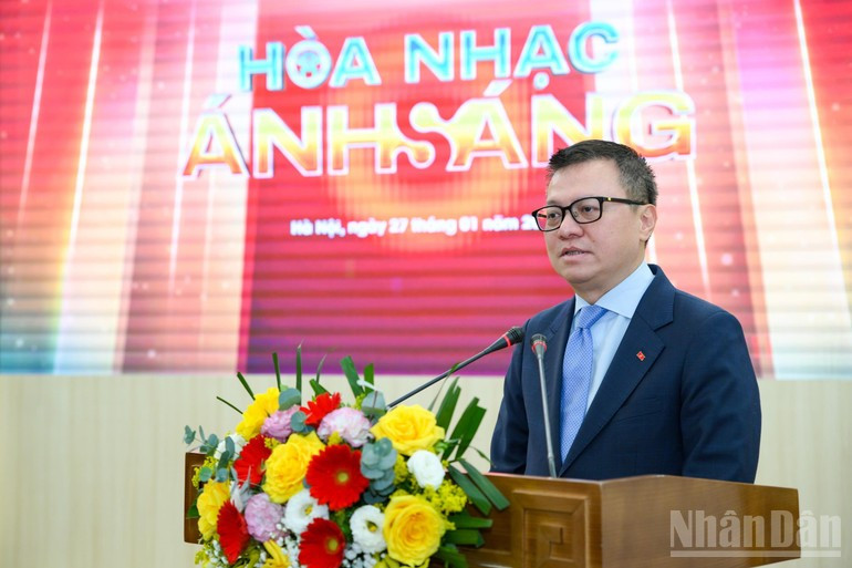 El presidente editor de Nhan Dan, Le Quoc Minh, habla en la cita.