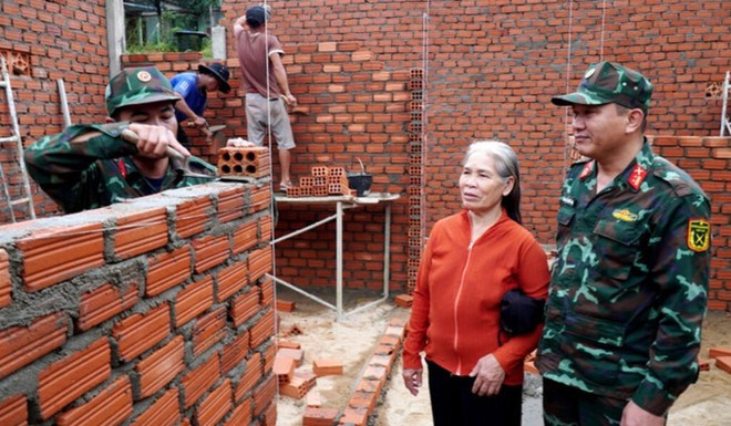 El Gobierno vietnamita desplegó la "Campaña Quang Trung" para reparar y reconstruir con urgencia las viviendas gravemente dañadas o perdidas durante las recientes tormentas e inundaciones. (Foto: VNA)