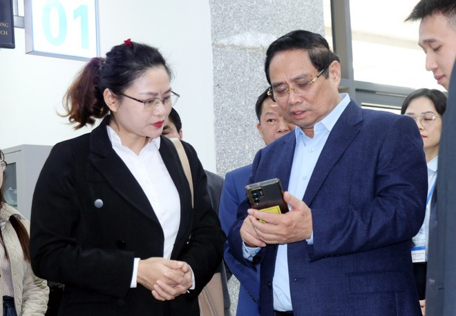 El primer ministro de Vietnam, Pham Minh Chinh, destaca la evaluación de los pobladores sobre la calidad de los servicios públicos (Foto: VNA)