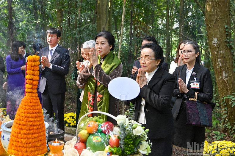 Ngo Phuong Ly, esposa del secretario general del Partido Comunista de Vietnam, y Naly Sisoulith, esposa del secretario general del Partido Popular Revolucionario de Laos y presidente del país, ofrecen incienso en el templo dedicado a la princesa Nhoi Hoa. (Foto: Nhan Dan)
