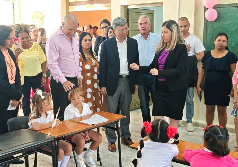 El embajador vietnamita en Cuba, Le Quang Long, visita la escuela. (Foto: Embajada de Vietnam en Cuba)