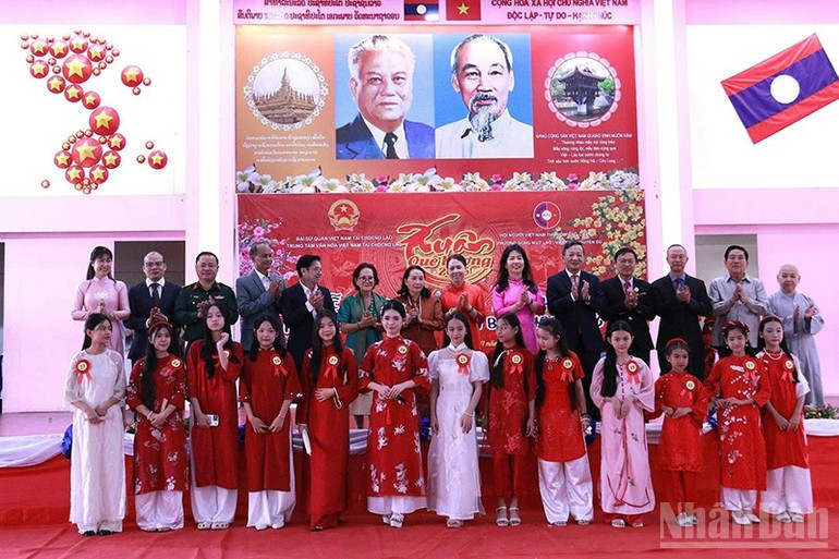 El embajador vietnamita en Laos, Nguyen Minh Tam (quinto por la derecha), junto a su esposa y los delegados, en la ceremonia inaugural del Festival. (Foto: Duy Toan)