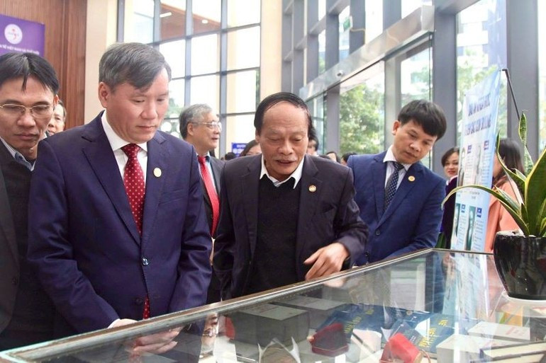 Dirigentes de la Academia de Ciencias Sociales de Vietnam visitan la exposición.